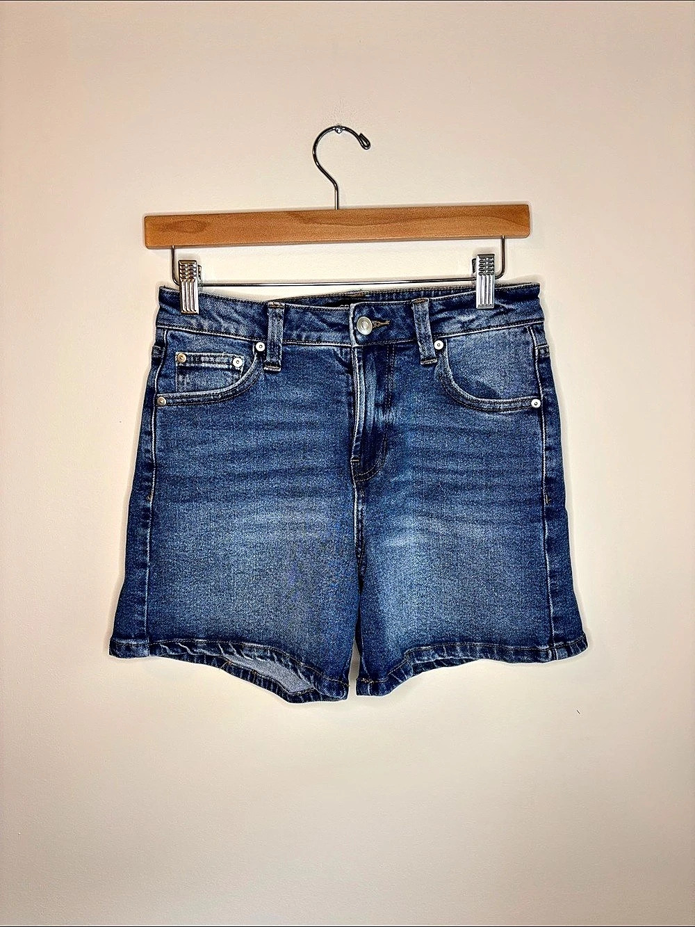 BCBGeneration Boyfriend Short Denim Boyfriend Shorts in Blue Waist 26 Like New